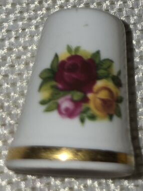 Royal Albert-Old Country Roses Collectible Bone China Vtg Sewing Thimble,England